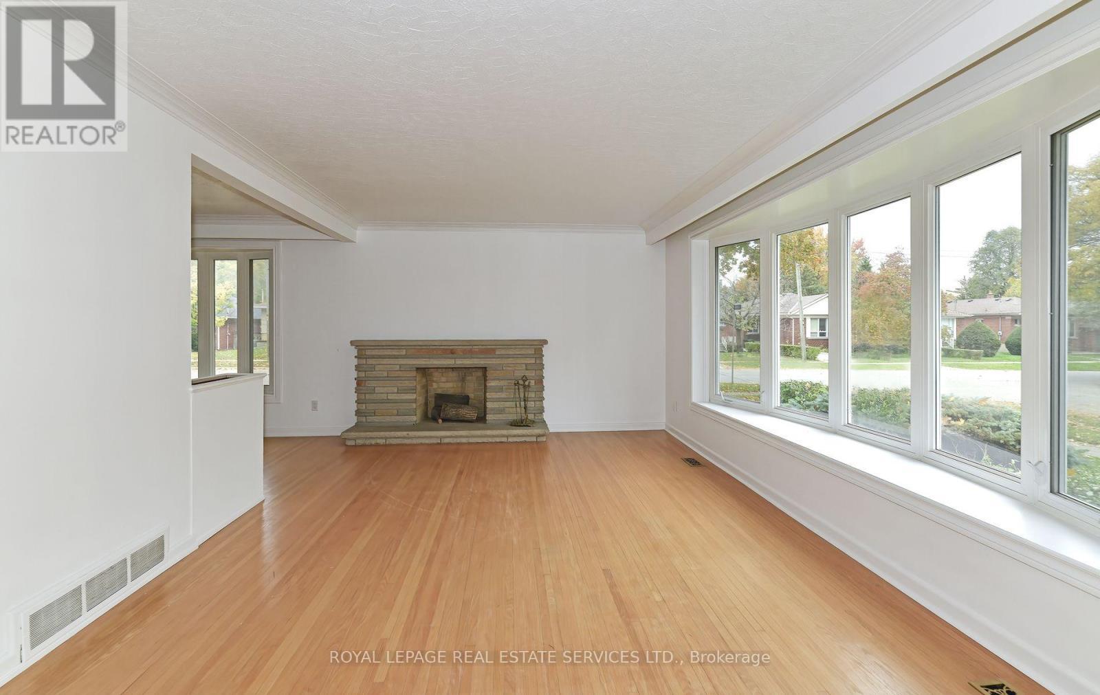 3 Kellogg Street, Toronto, ON - Indoor Photo Showing Living Room With Fireplace