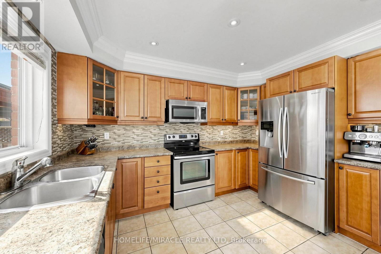 1026 Holdsworth Crescent, Milton, ON - Indoor Photo Showing Kitchen With Stainless Steel Kitchen With Double Sink