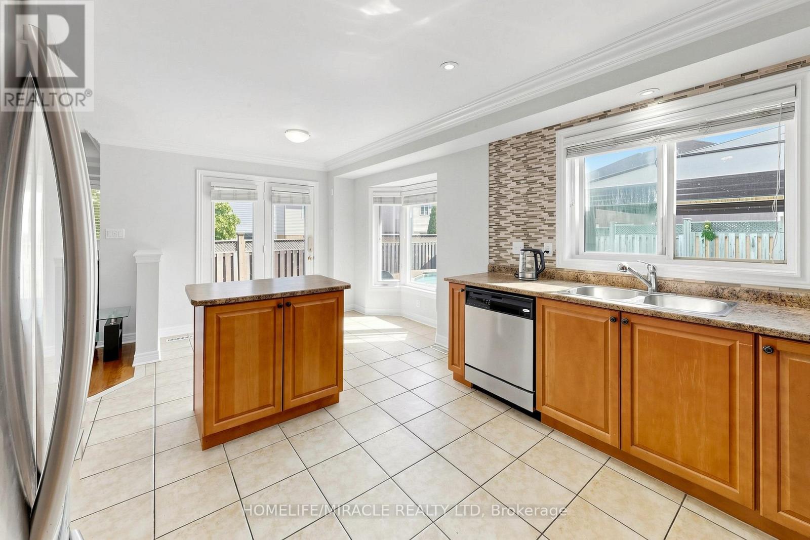 1026 Holdsworth Crescent, Milton, ON - Indoor Photo Showing Kitchen