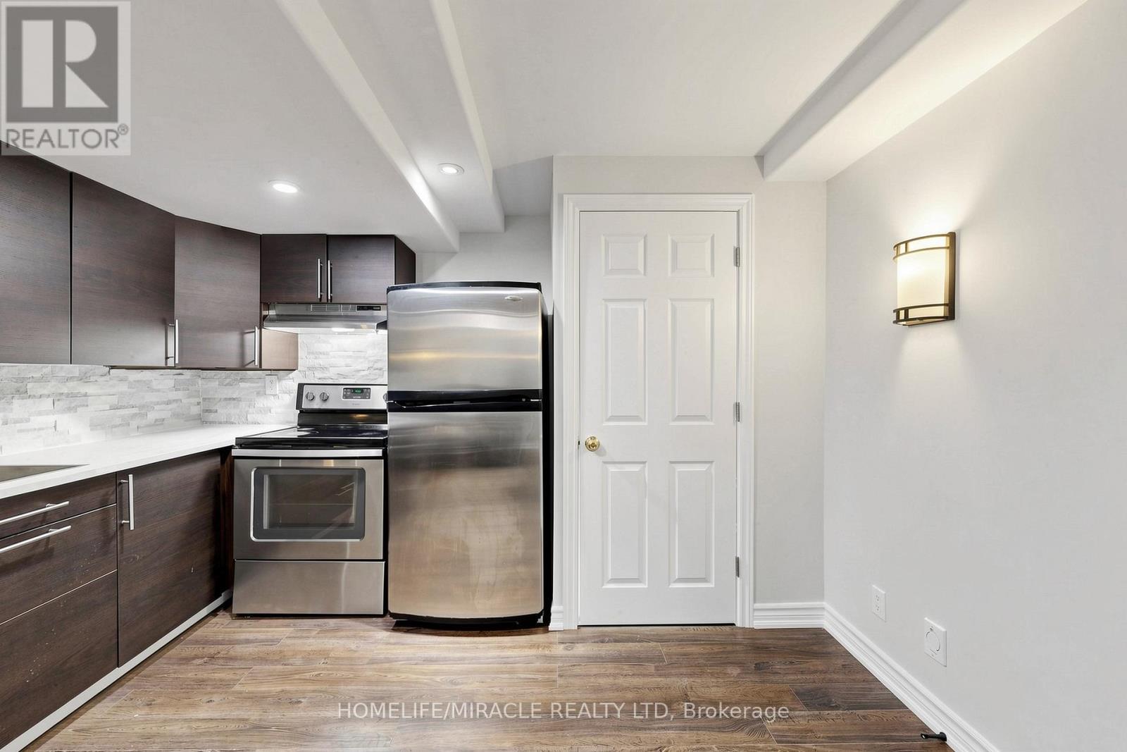 1026 Holdsworth Crescent, Milton, ON - Indoor Photo Showing Kitchen