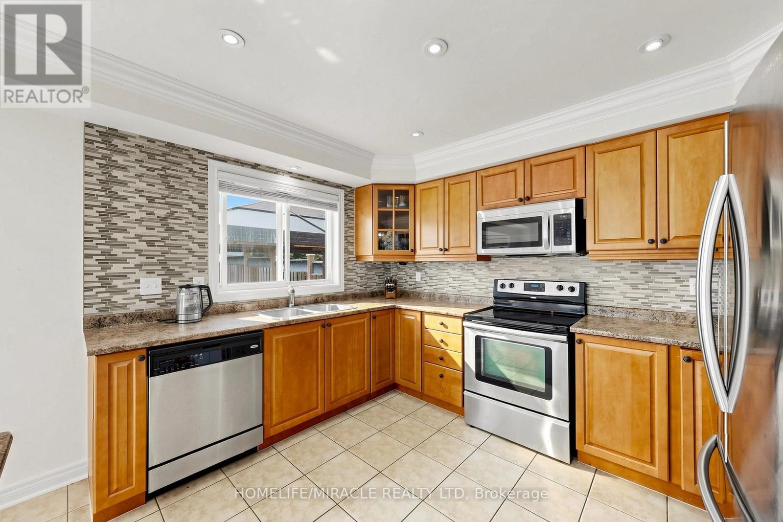 1026 Holdsworth Crescent, Milton, ON - Indoor Photo Showing Kitchen With Stainless Steel Kitchen With Double Sink
