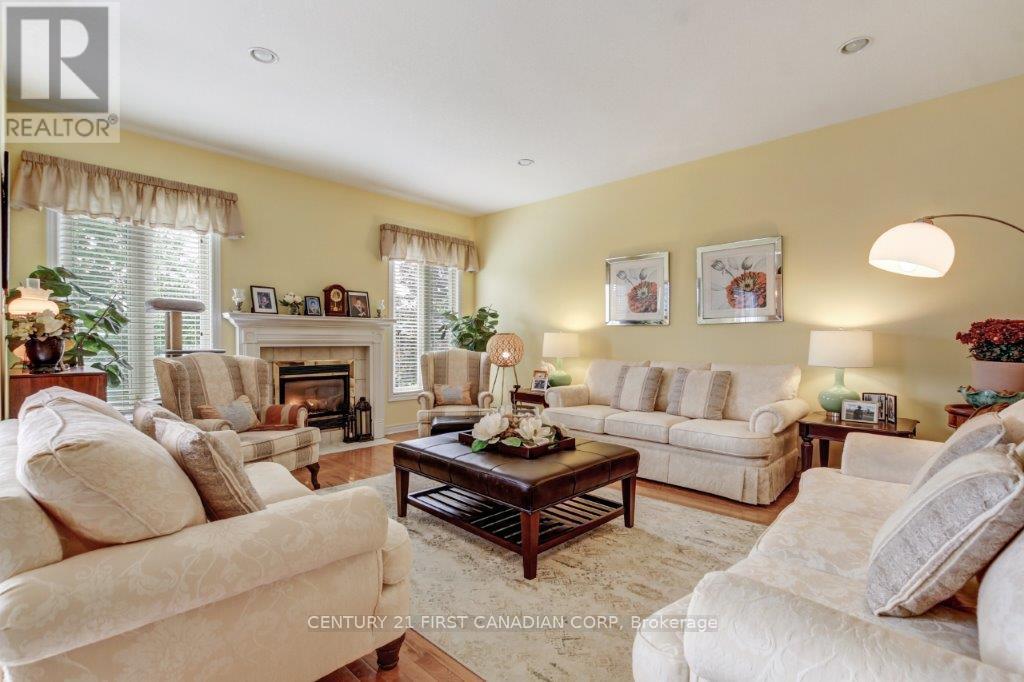 941 Barclay Road, London South (South L), ON - Indoor Photo Showing Living Room With Fireplace