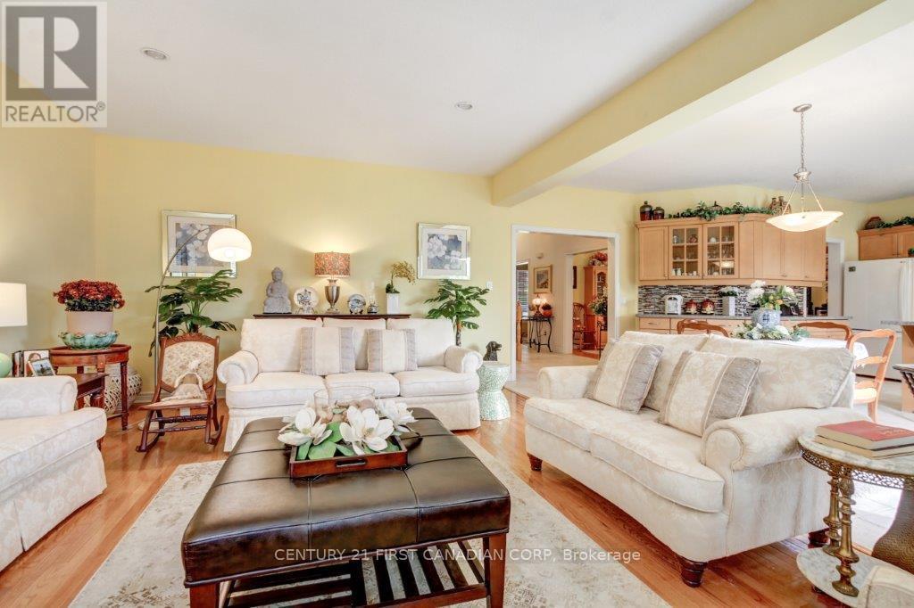 941 Barclay Road, London South (South L), ON - Indoor Photo Showing Living Room