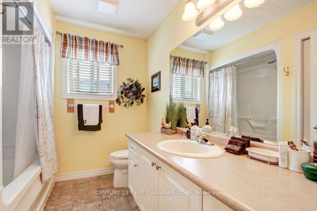 941 Barclay Road, London South (South L), ON - Indoor Photo Showing Bathroom