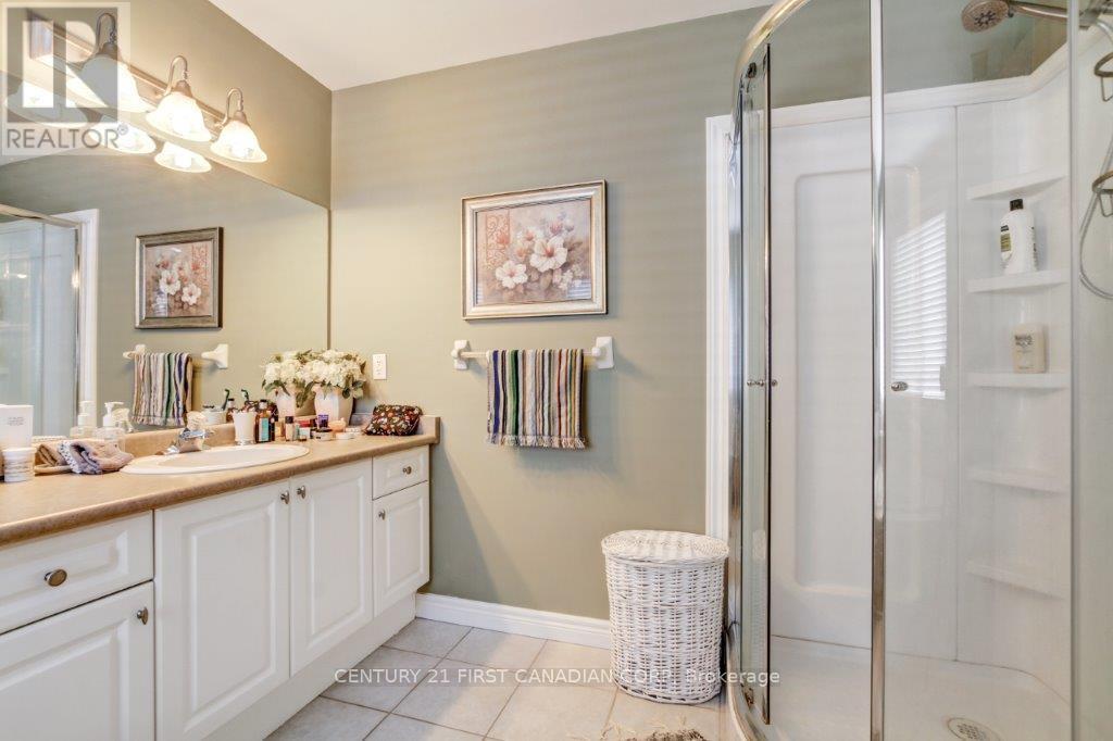 941 Barclay Road, London South (South L), ON - Indoor Photo Showing Bathroom