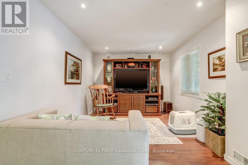 941 Barclay Road, London South (South L), ON - Indoor Photo Showing Living Room