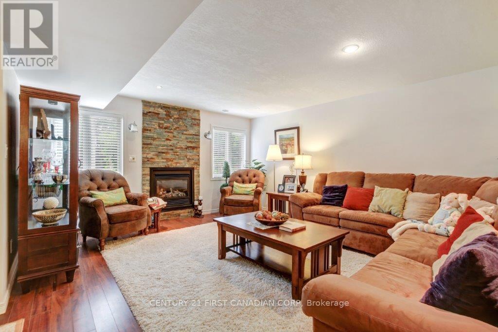 941 Barclay Road, London South (South L), ON - Indoor Photo Showing Living Room With Fireplace