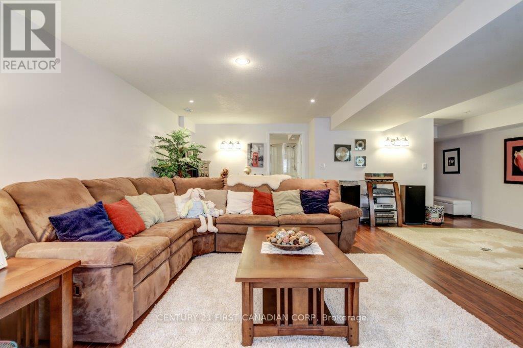 941 Barclay Road, London South (South L), ON - Indoor Photo Showing Living Room
