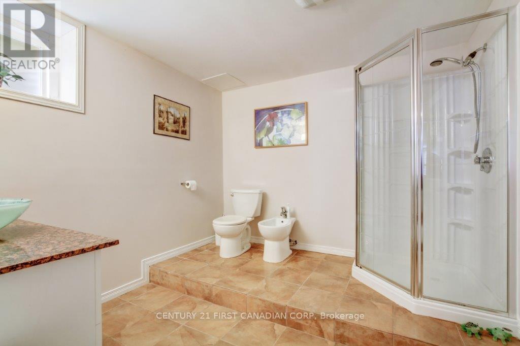 941 Barclay Road, London South (South L), ON - Indoor Photo Showing Bathroom