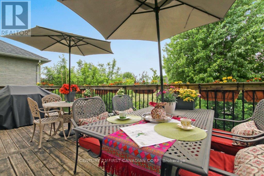 941 Barclay Road, London South (South L), ON - Outdoor With Deck Patio Veranda With Exterior