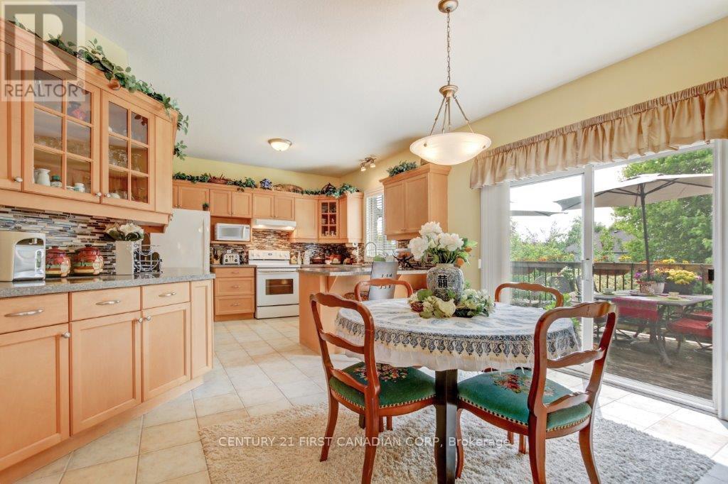 941 Barclay Road, London South (South L), ON - Indoor Photo Showing Dining Room