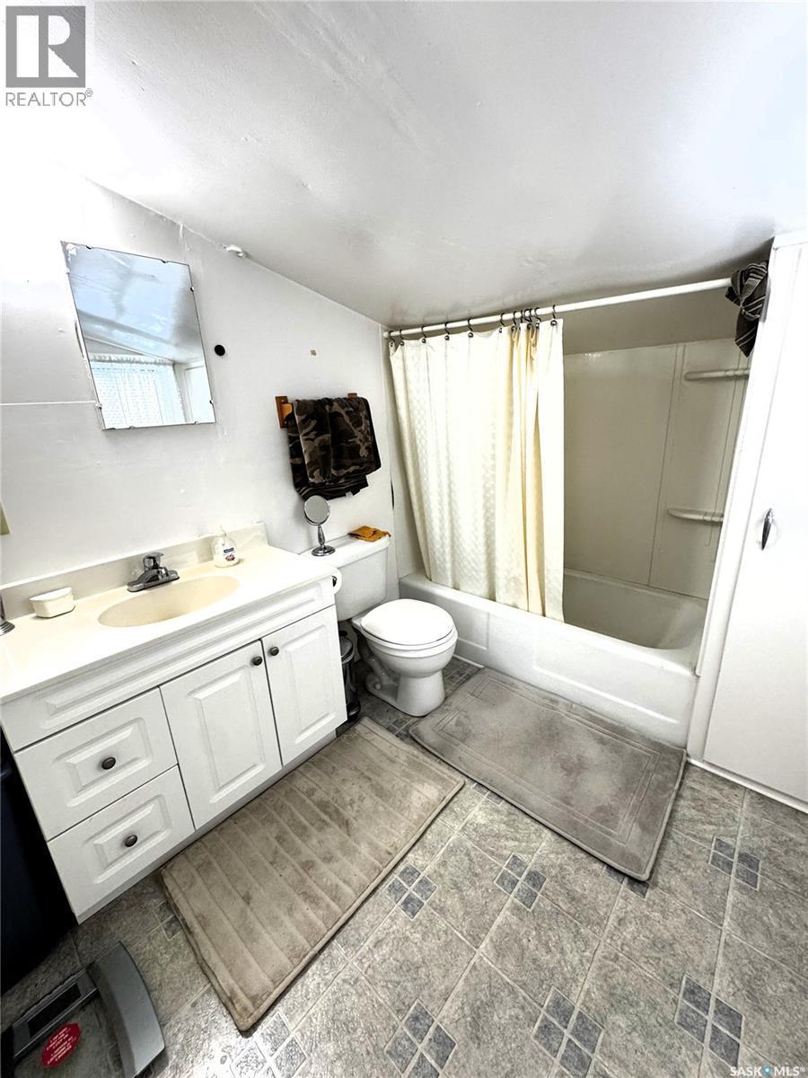 58 10Th Avenue Ne, Swift Current, SK - Indoor Photo Showing Bathroom
