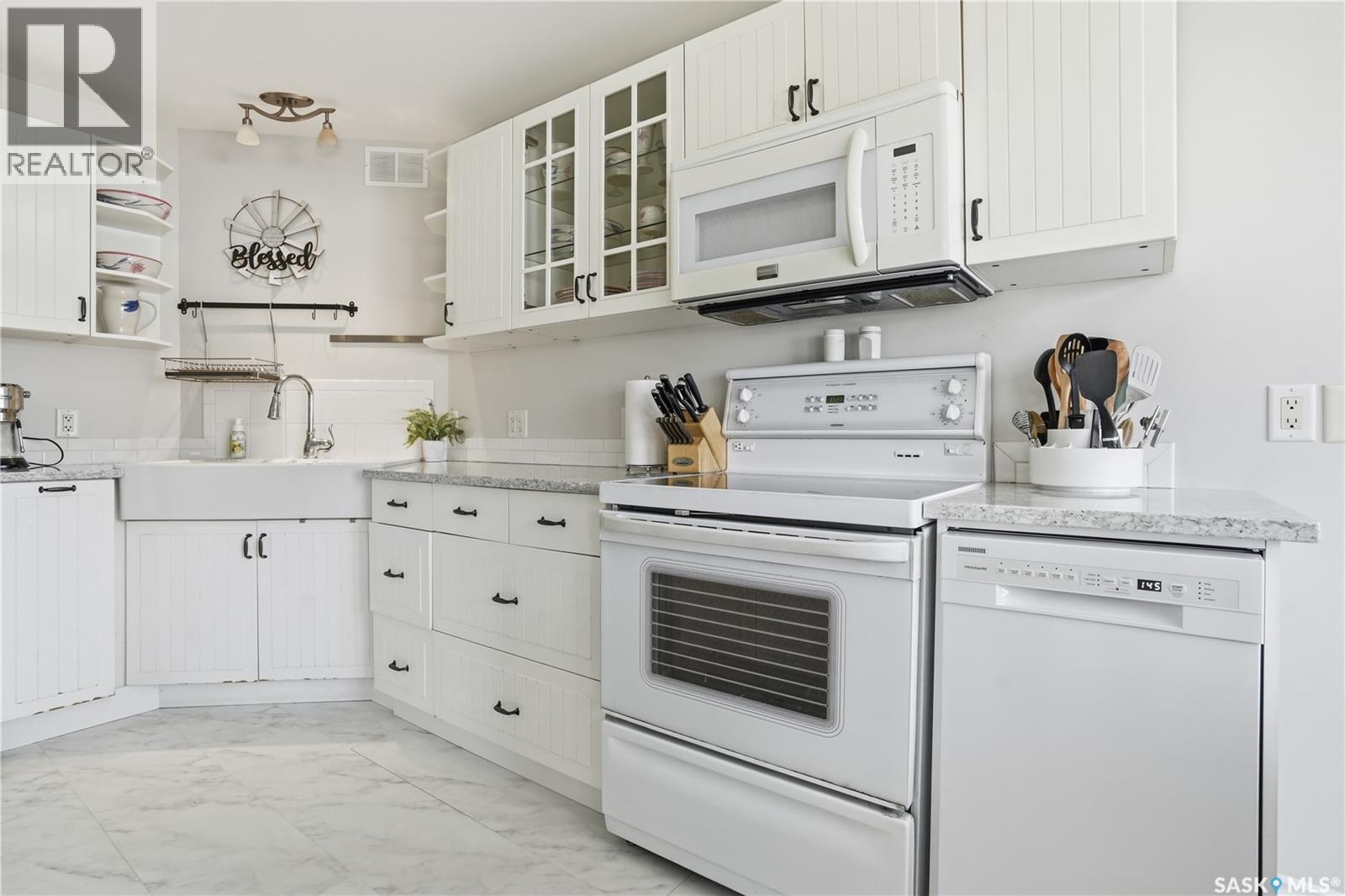 A-B 141 Queen Street, Elbow, SK - Indoor Photo Showing Kitchen