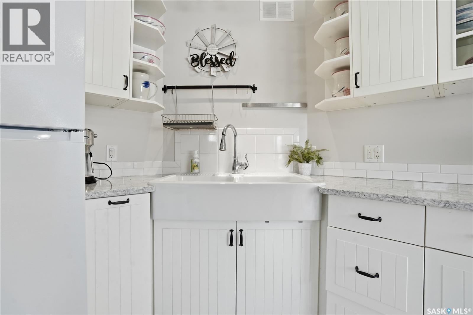 A-B 141 Queen Street, Elbow, SK - Indoor