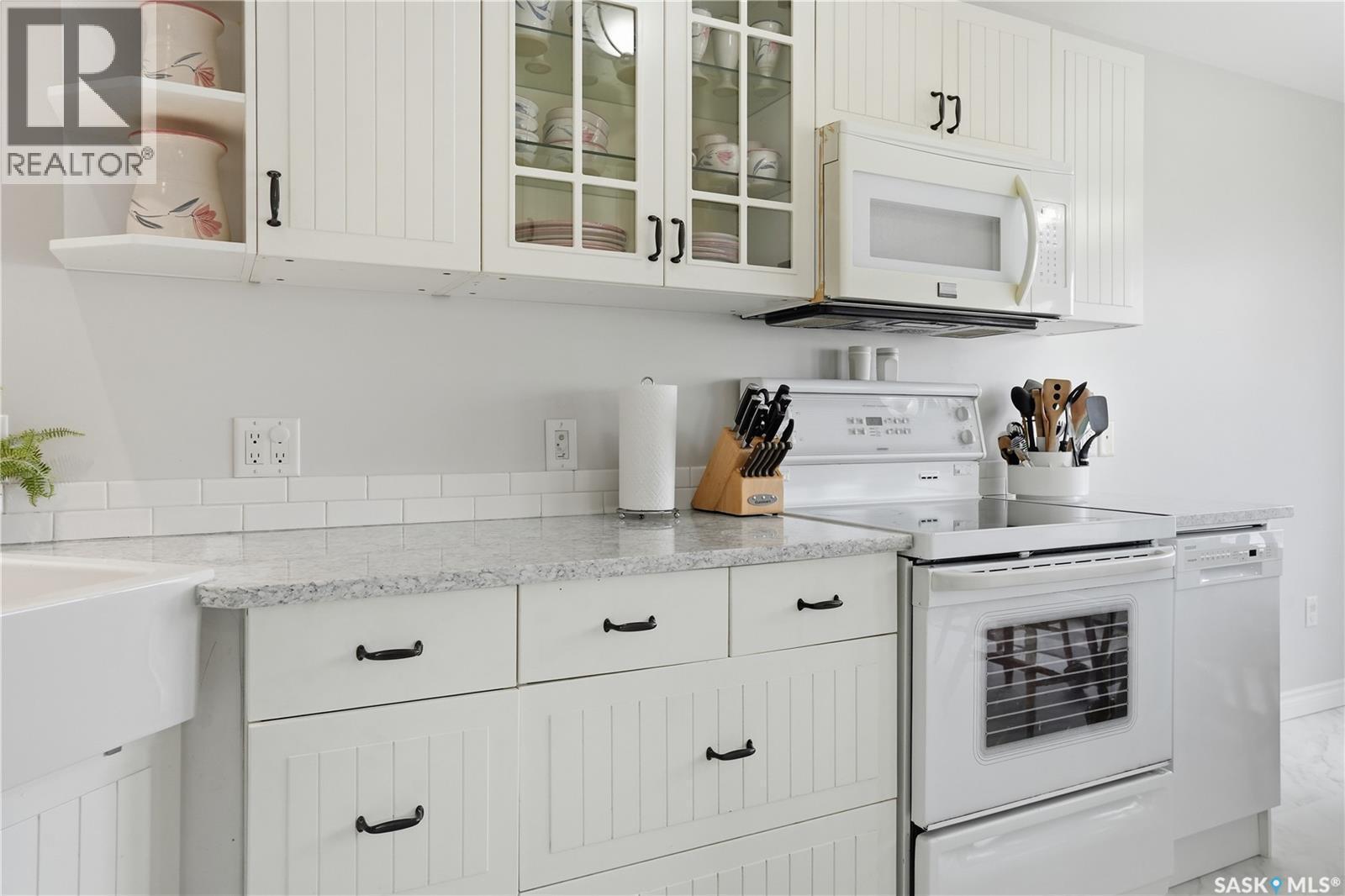 A-B 141 Queen Street, Elbow, SK - Indoor Photo Showing Kitchen