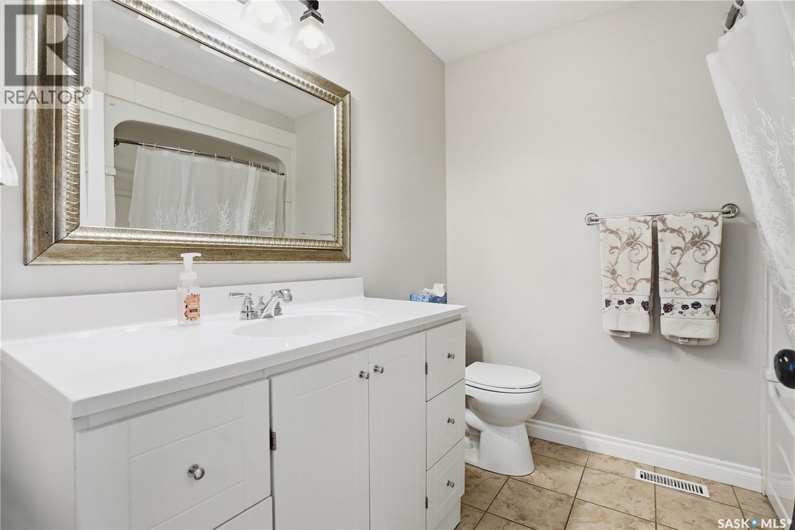 A-B 141 Queen Street, Elbow, SK - Indoor Photo Showing Bathroom