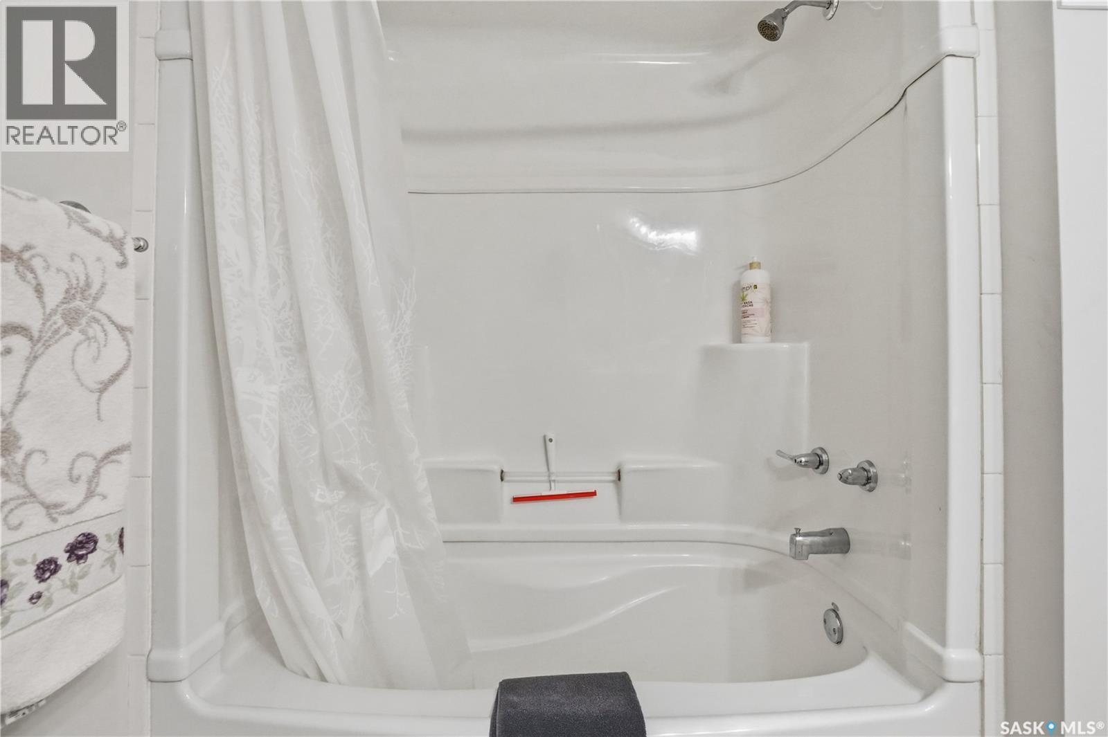 A-B 141 Queen Street, Elbow, SK - Indoor Photo Showing Bathroom