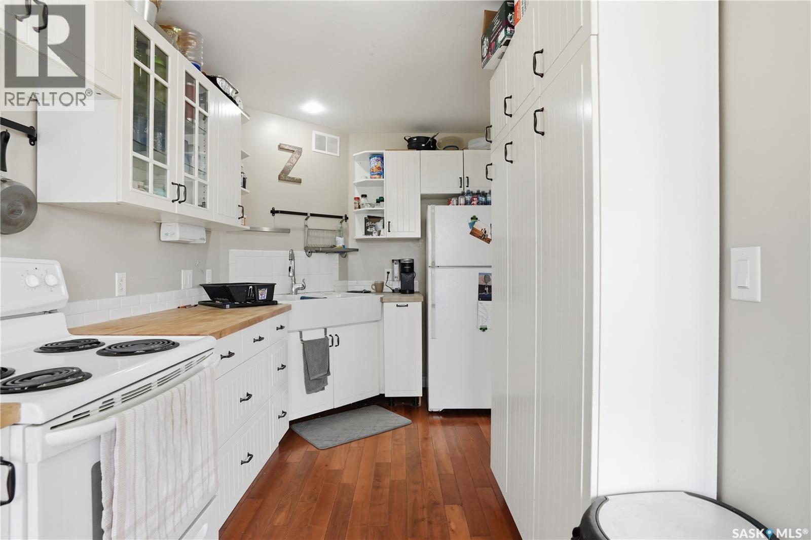 A-B 141 Queen Street, Elbow, SK - Indoor Photo Showing Kitchen