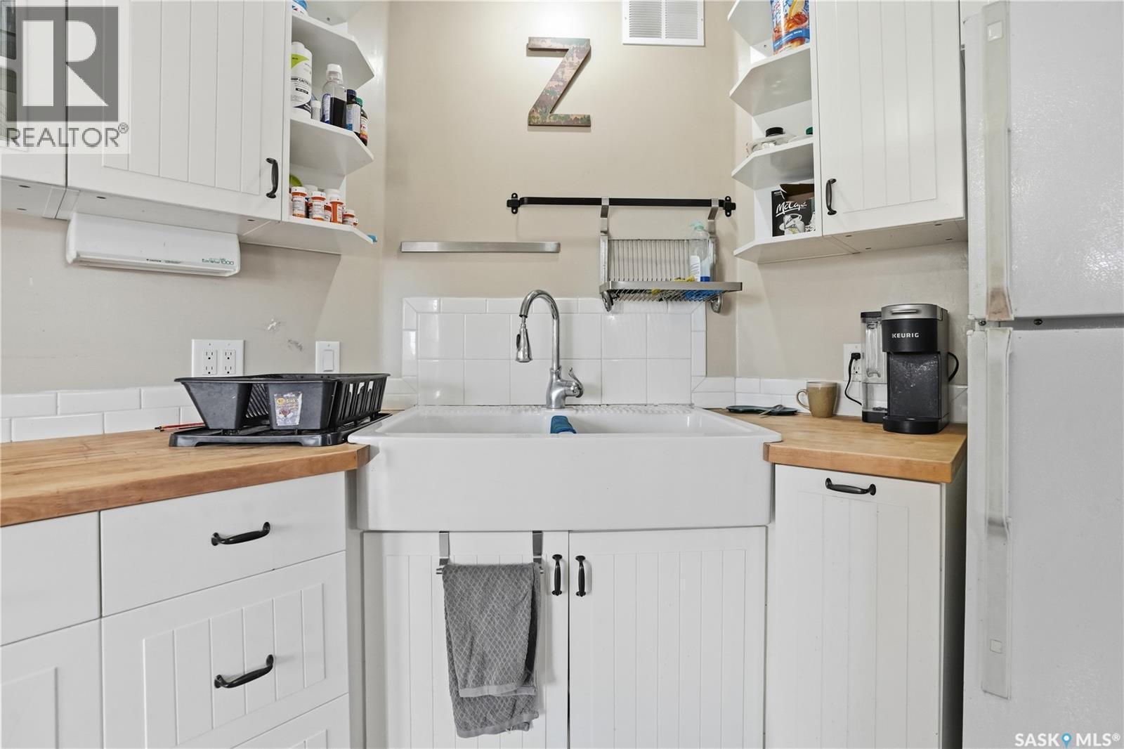 A-B 141 Queen Street, Elbow, SK - Indoor Photo Showing Kitchen With Double Sink