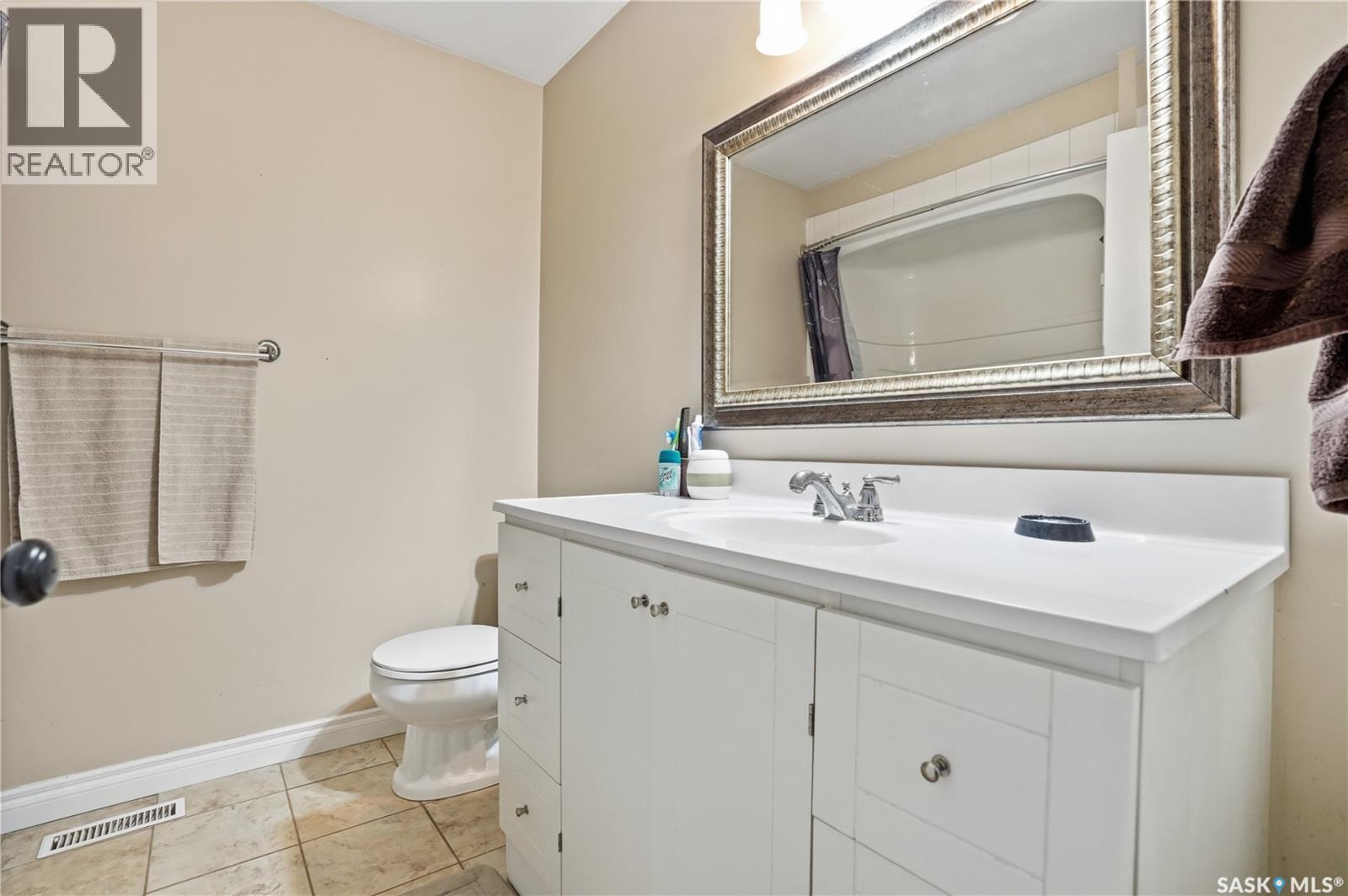 A-B 141 Queen Street, Elbow, SK - Indoor Photo Showing Bathroom