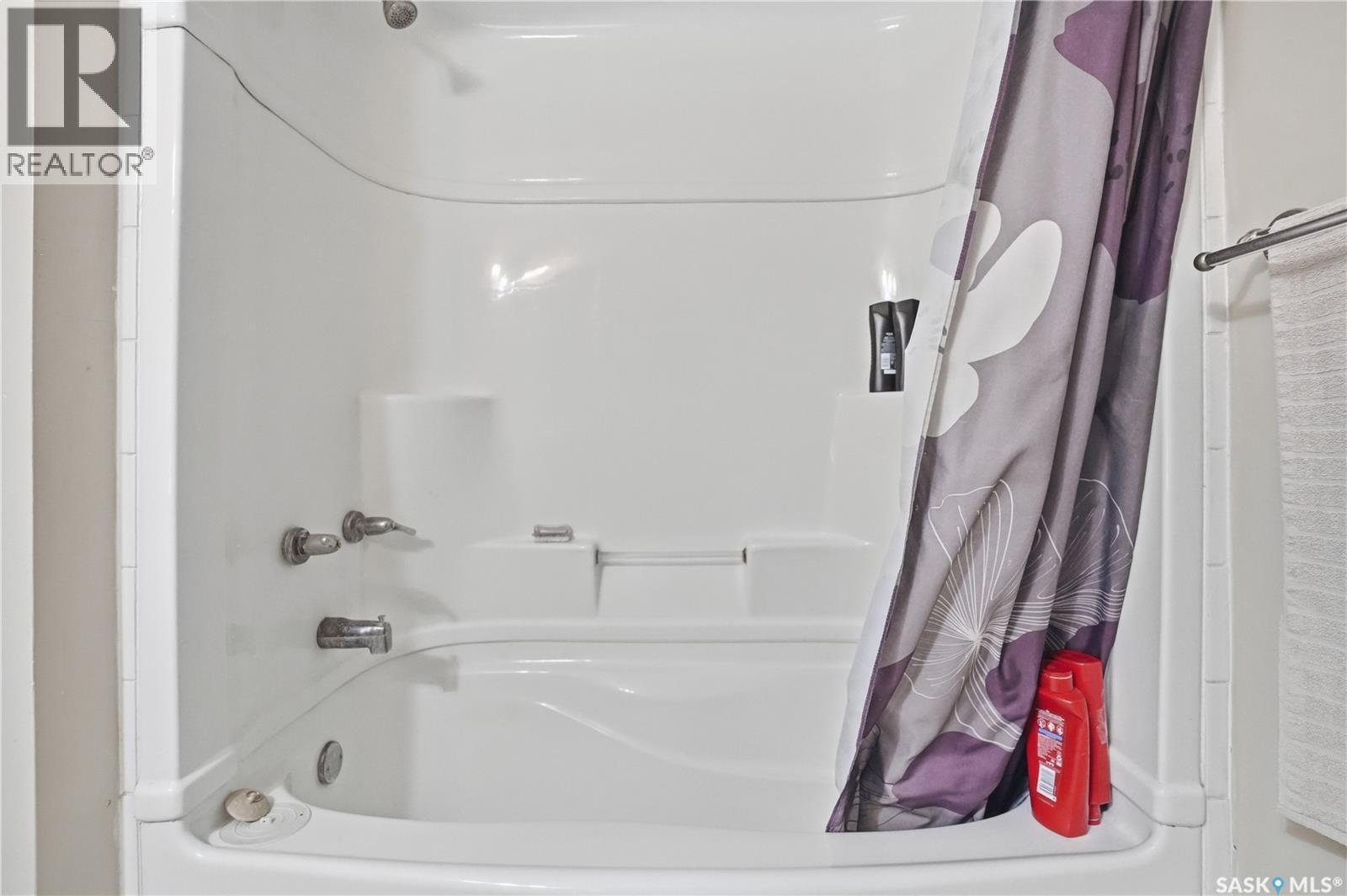 A-B 141 Queen Street, Elbow, SK - Indoor Photo Showing Bathroom