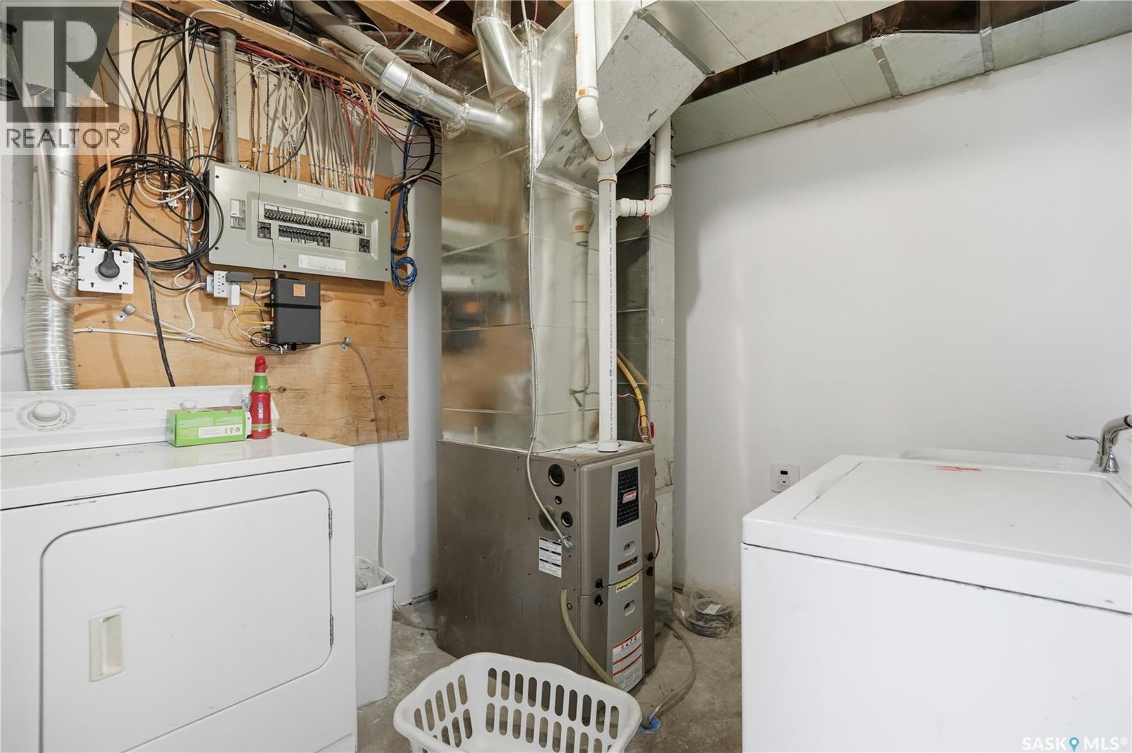 A-B 141 Queen Street, Elbow, SK - Indoor Photo Showing Laundry Room