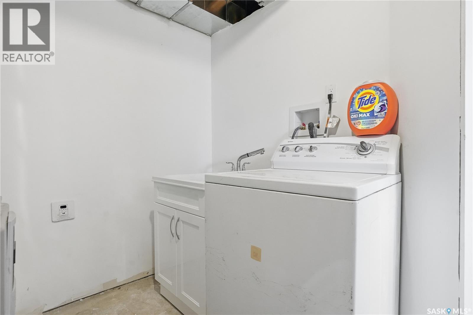 A-B 141 Queen Street, Elbow, SK - Indoor Photo Showing Laundry Room