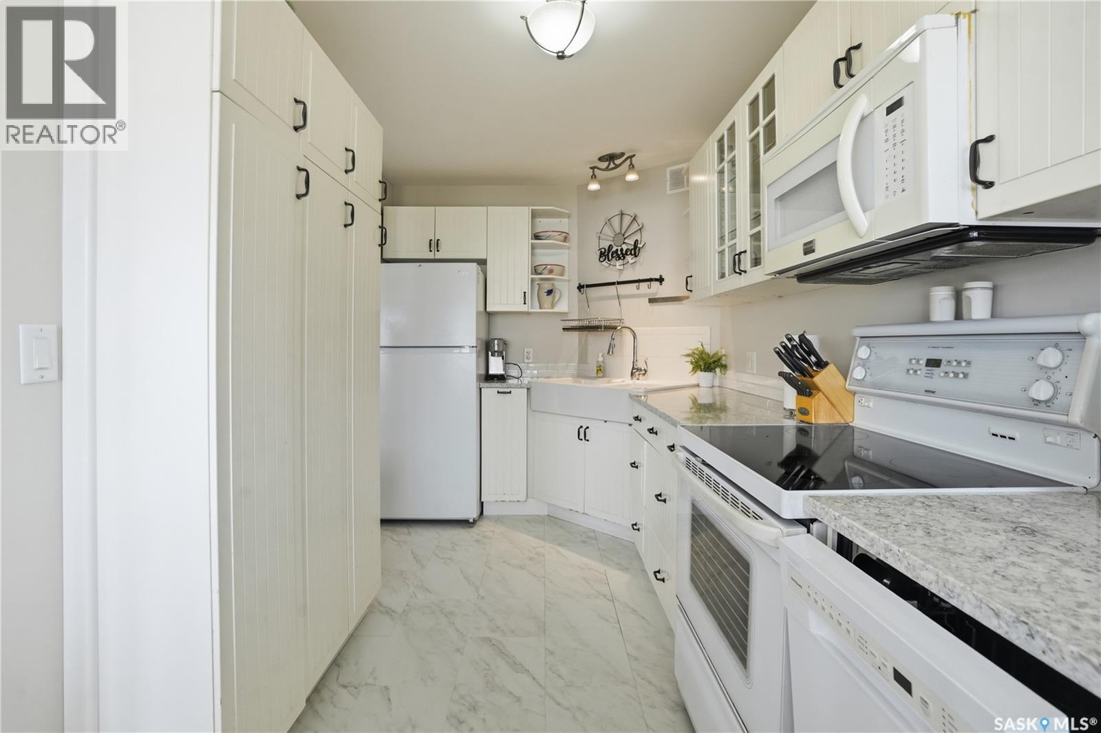 A-B 141 Queen Street, Elbow, SK - Indoor Photo Showing Kitchen