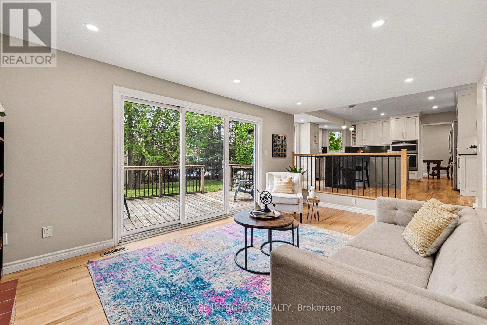 4 Pinecone Trail, Ottawa, ON - Indoor Photo Showing Living Room