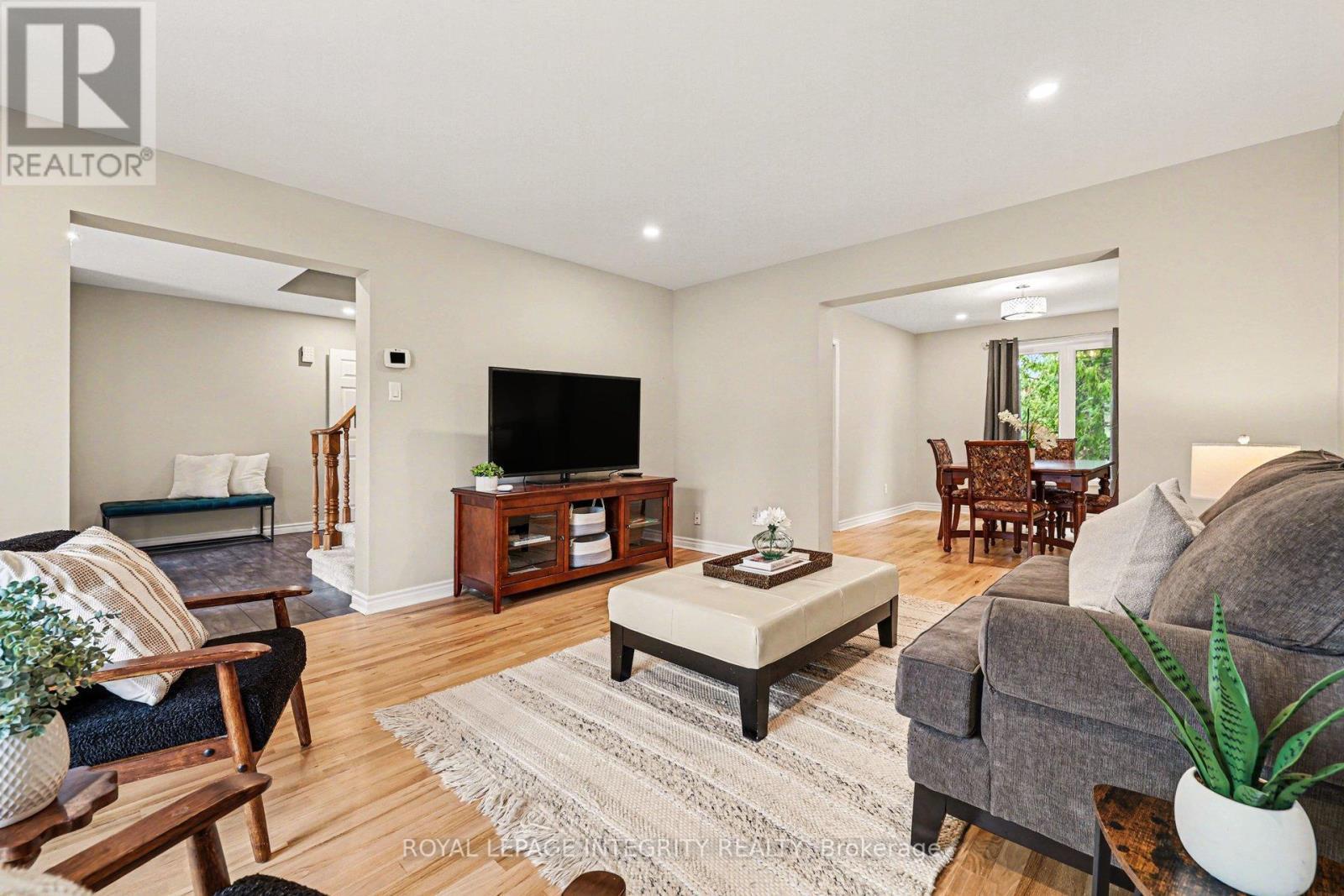 4 Pinecone Trail, Ottawa, ON - Indoor Photo Showing Living Room