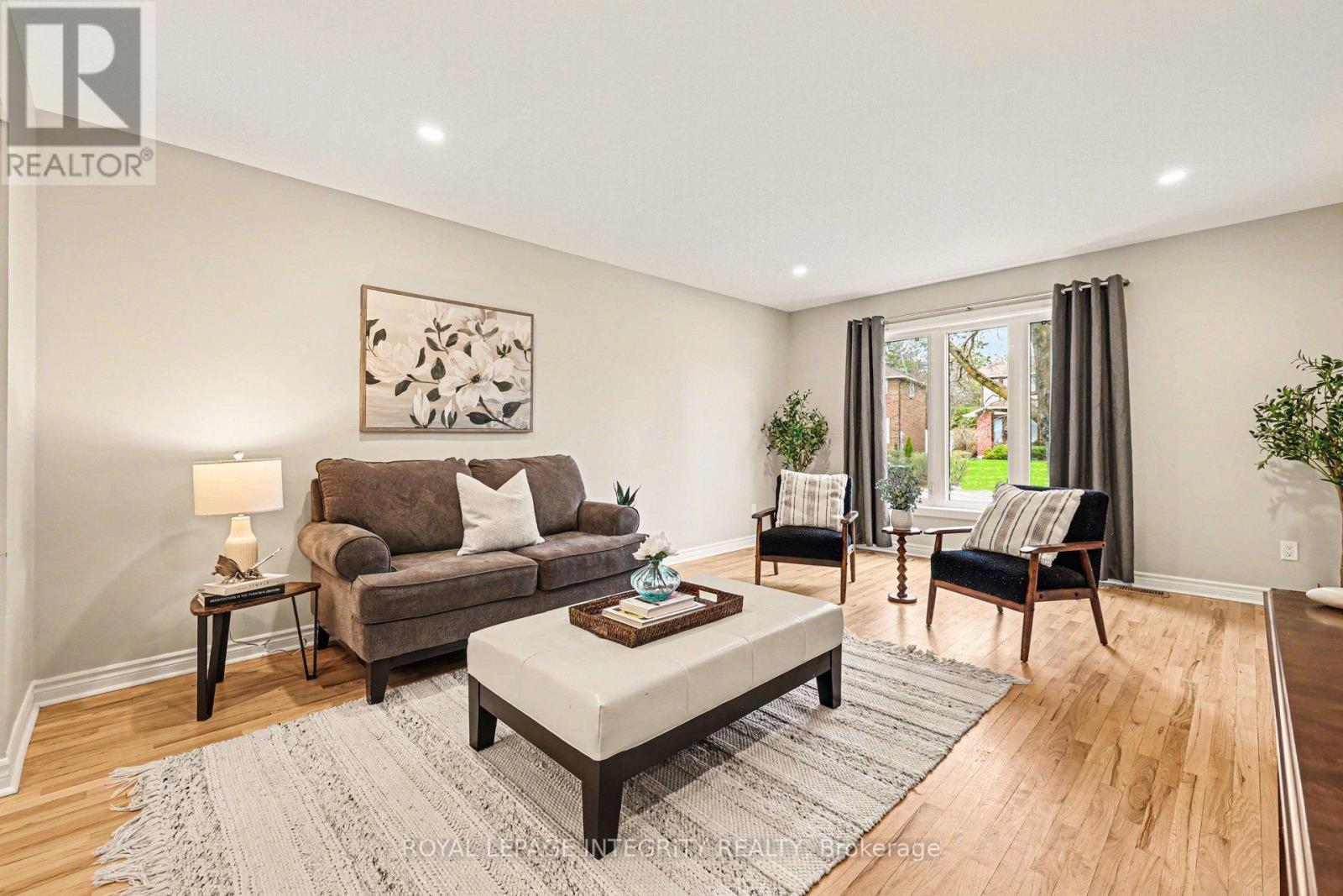 4 Pinecone Trail, Ottawa, ON - Indoor Photo Showing Living Room
