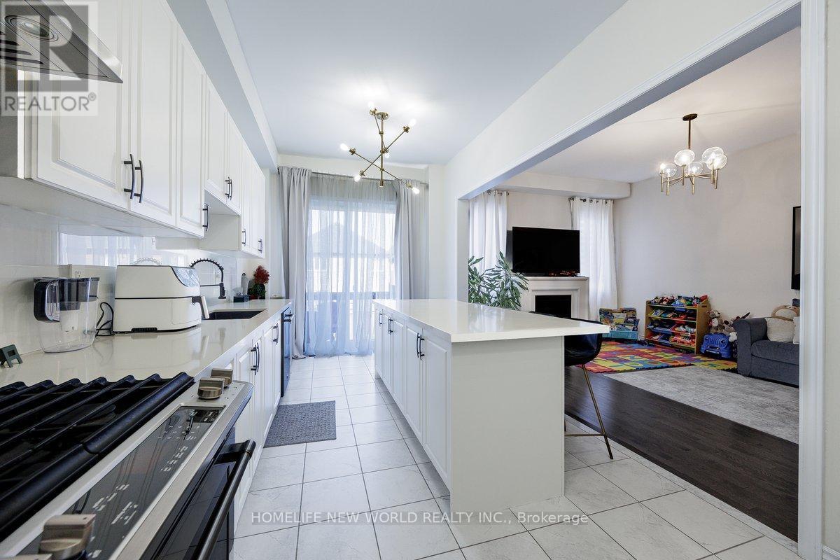 54 Tyndall Drive, Bradford West Gwillimbury, ON - Indoor Photo Showing Kitchen With Upgraded Kitchen