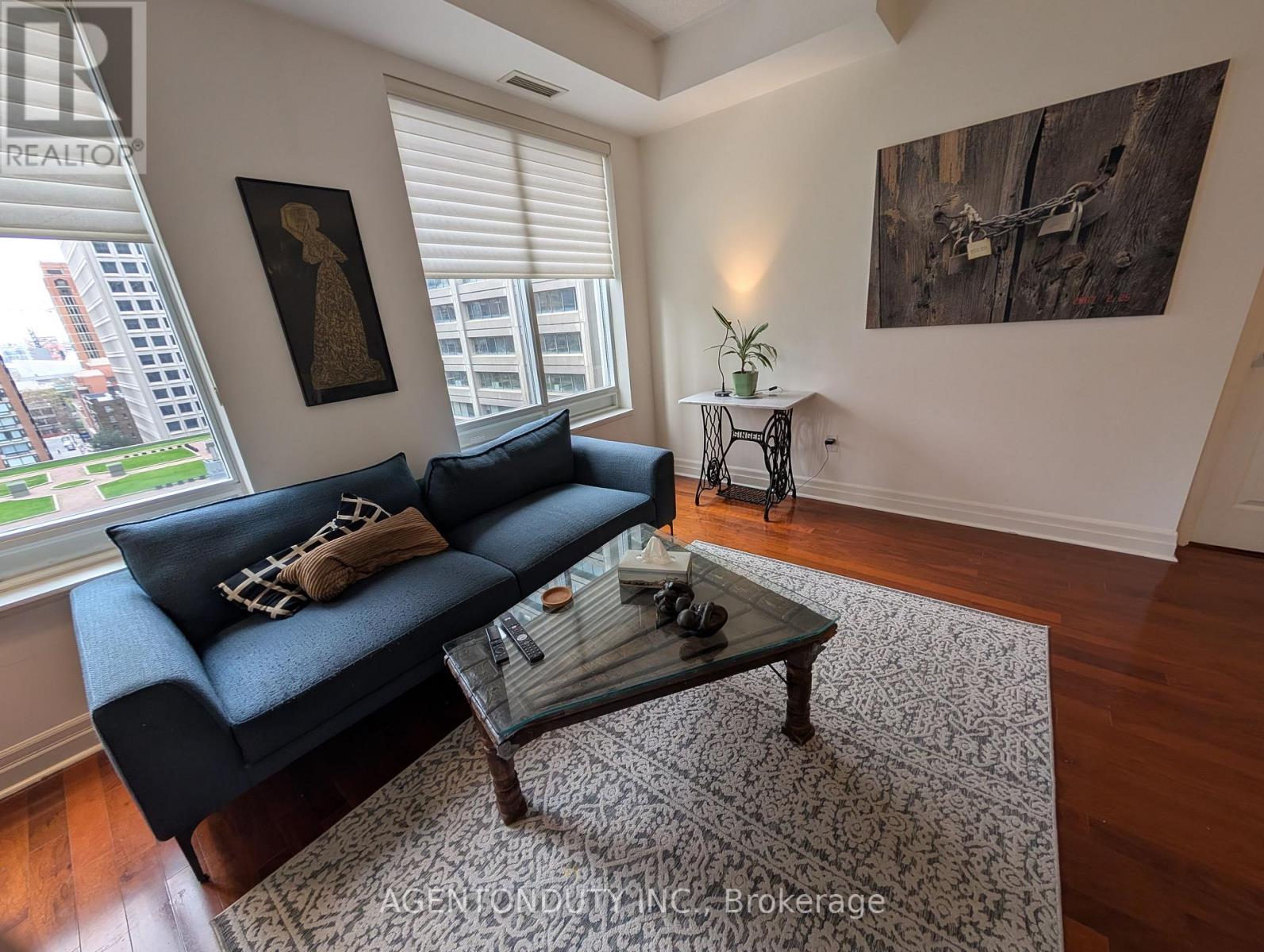 Living Room - 1009 - 35 Balmuto Street, Toronto, ON - Indoor Photo Showing Living Room