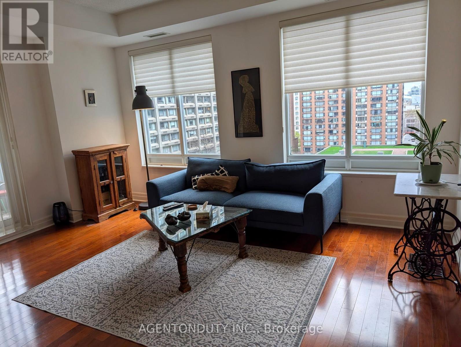 Living Room - 1009 - 35 Balmuto Street, Toronto, ON - Indoor Photo Showing Living Room