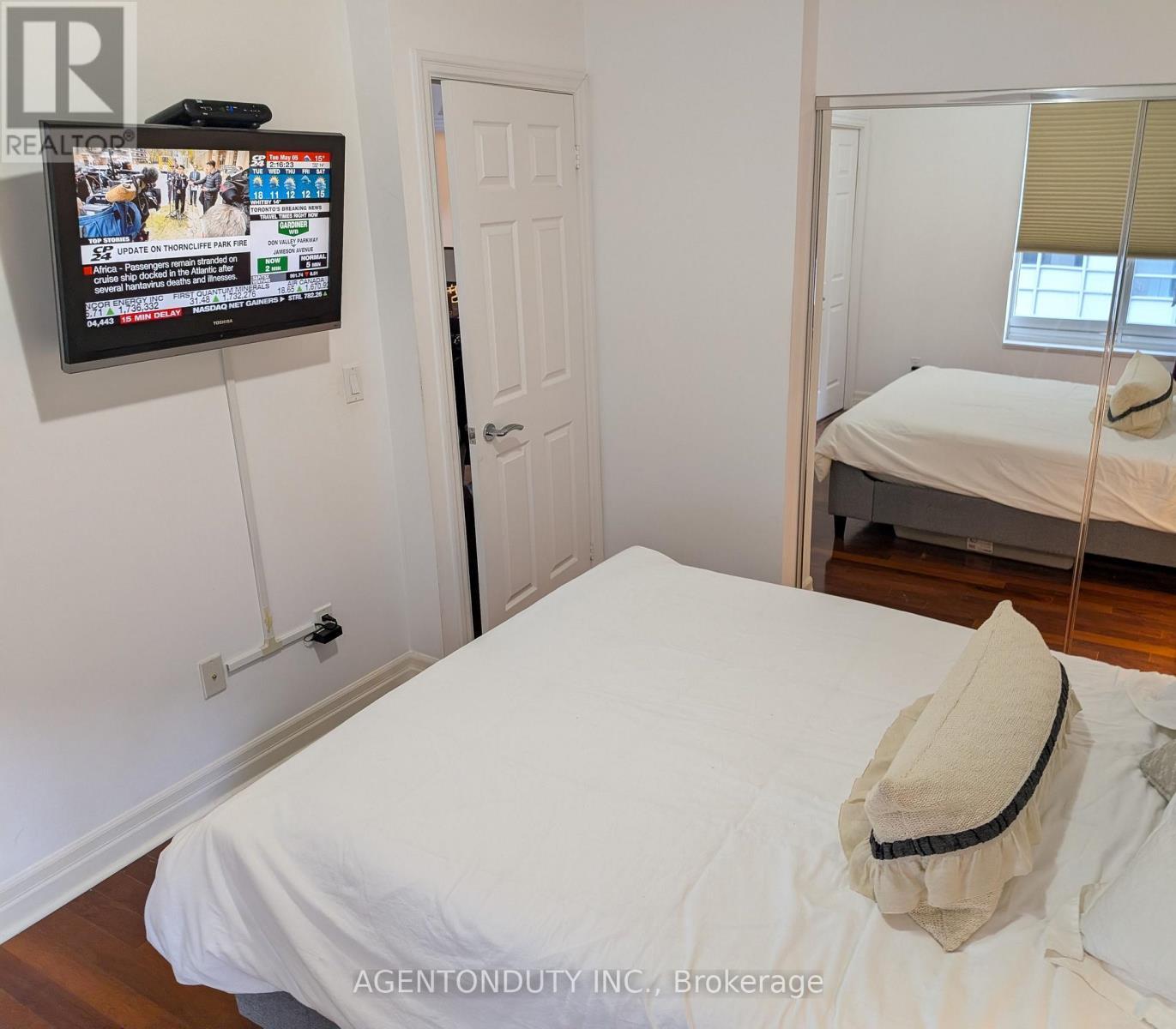 Bedroom - 1009 - 35 Balmuto Street, Toronto, ON - Indoor Photo Showing Bedroom