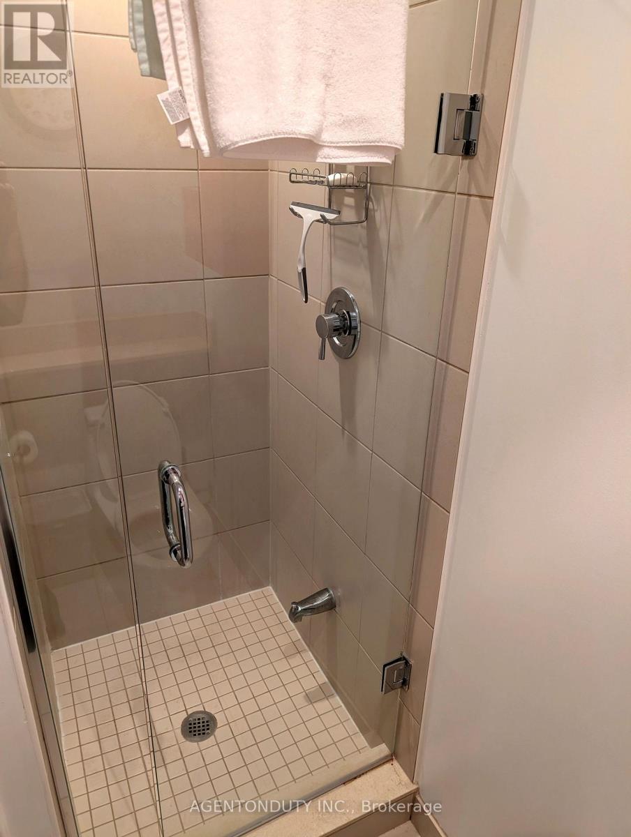 3 Pc bathroom - 1009 - 35 Balmuto Street, Toronto, ON - Indoor Photo Showing Bathroom