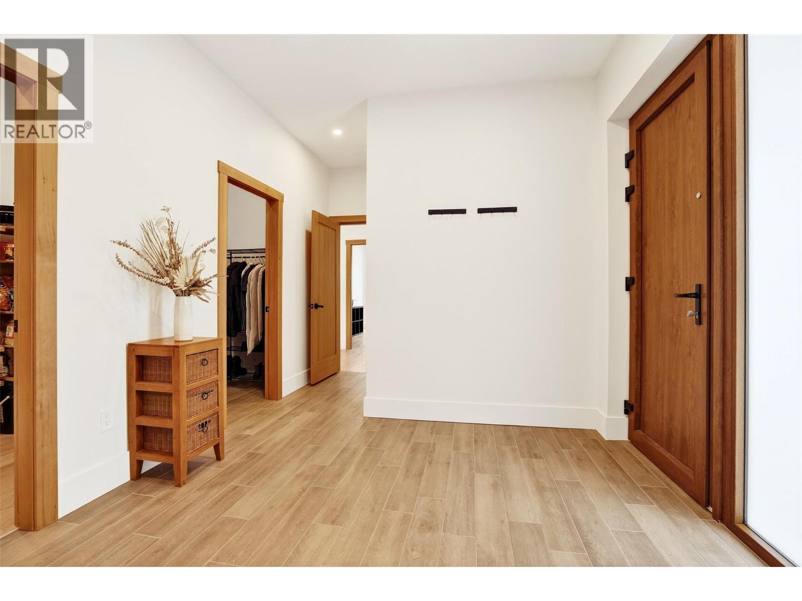 Foyer/Entryway - 6804 Grandview Drive, Nelson, BC - Indoor Photo Showing Other Room