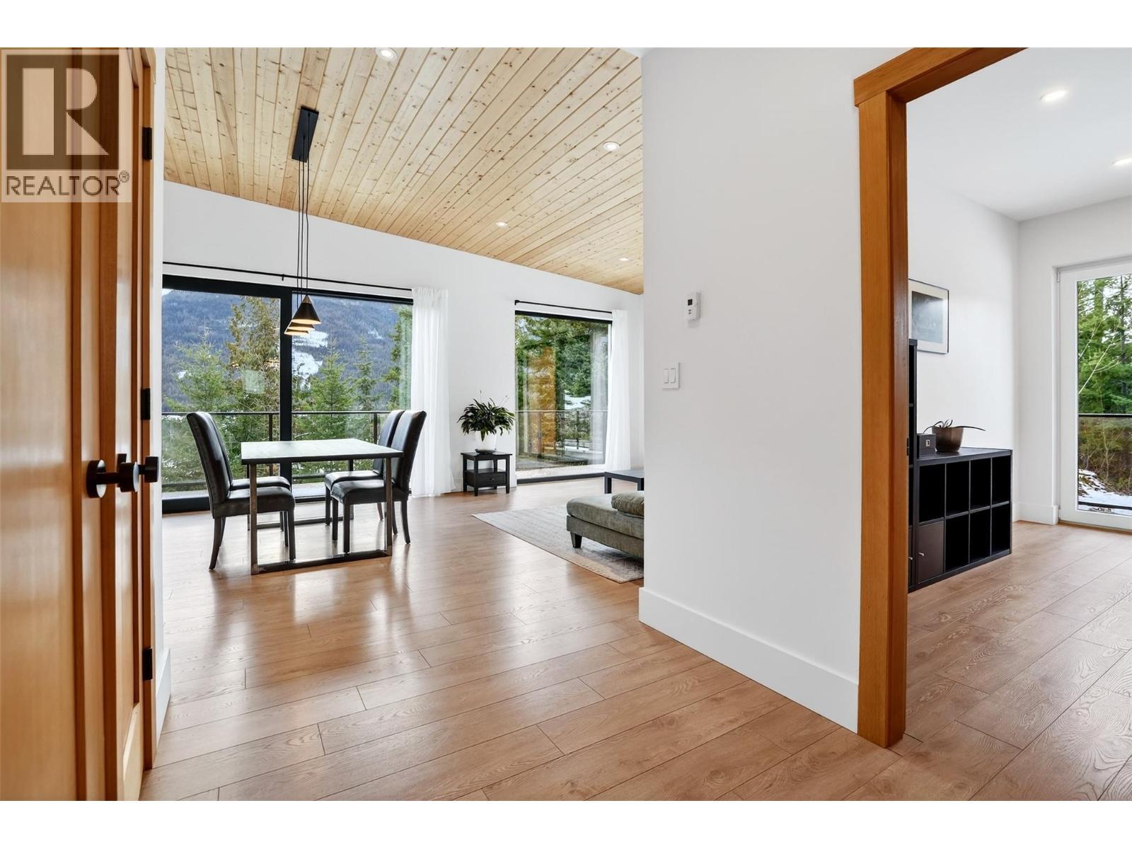 6804 Grandview Drive, Nelson, BC - Indoor