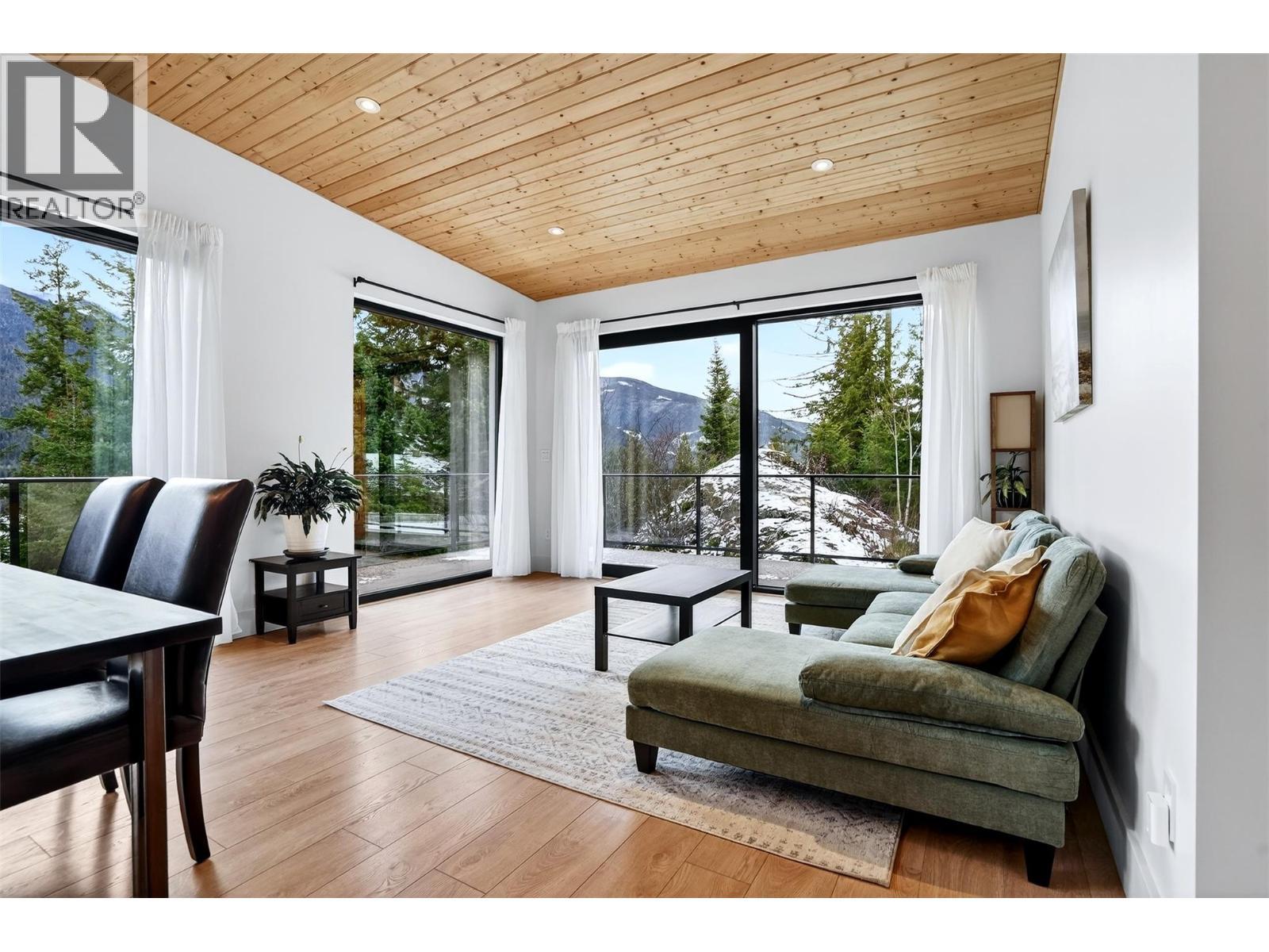 Main Living - 6804 Grandview Drive, Nelson, BC - Indoor Photo Showing Living Room