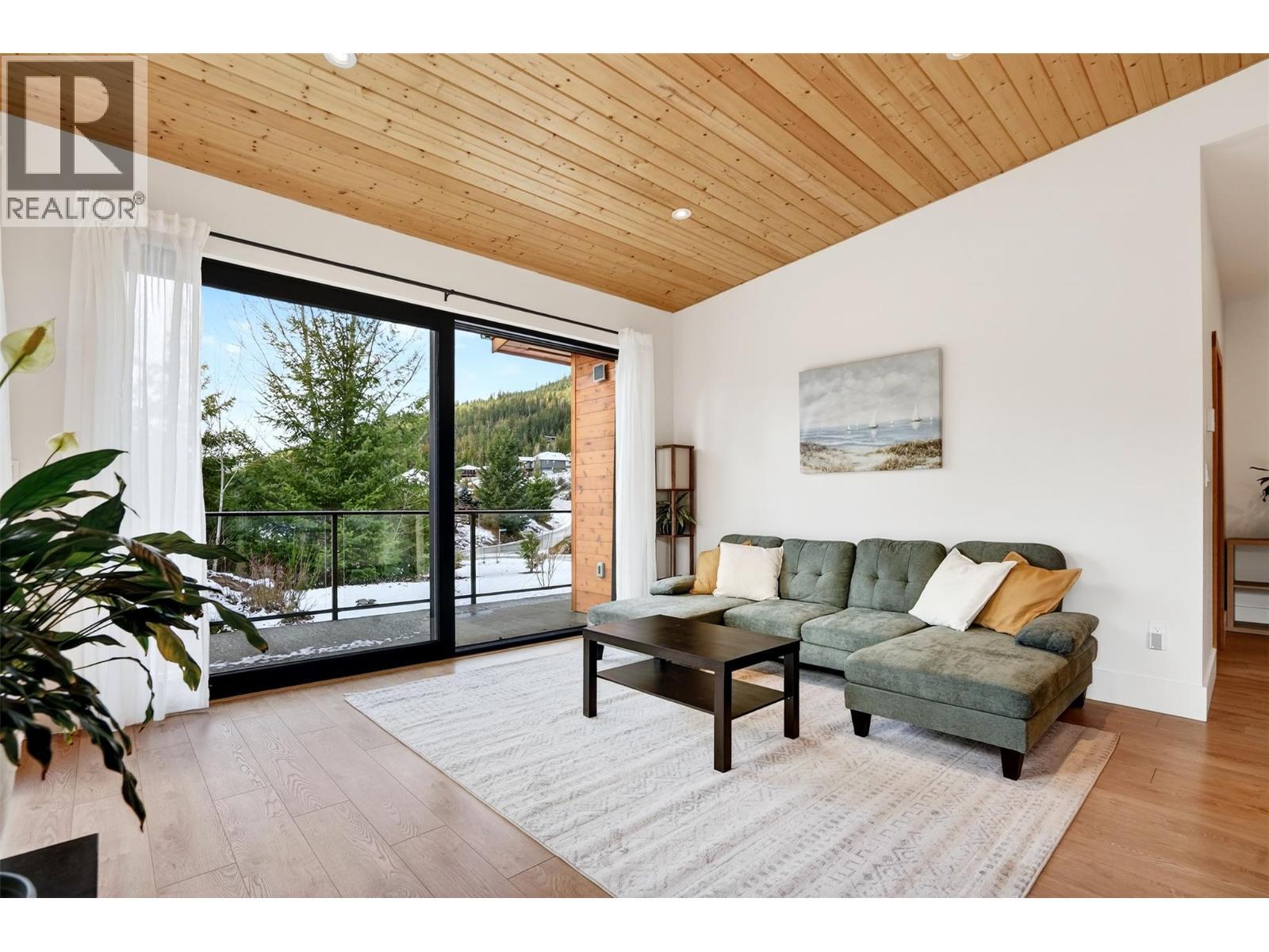 6804 Grandview Drive, Nelson, BC - Indoor Photo Showing Living Room