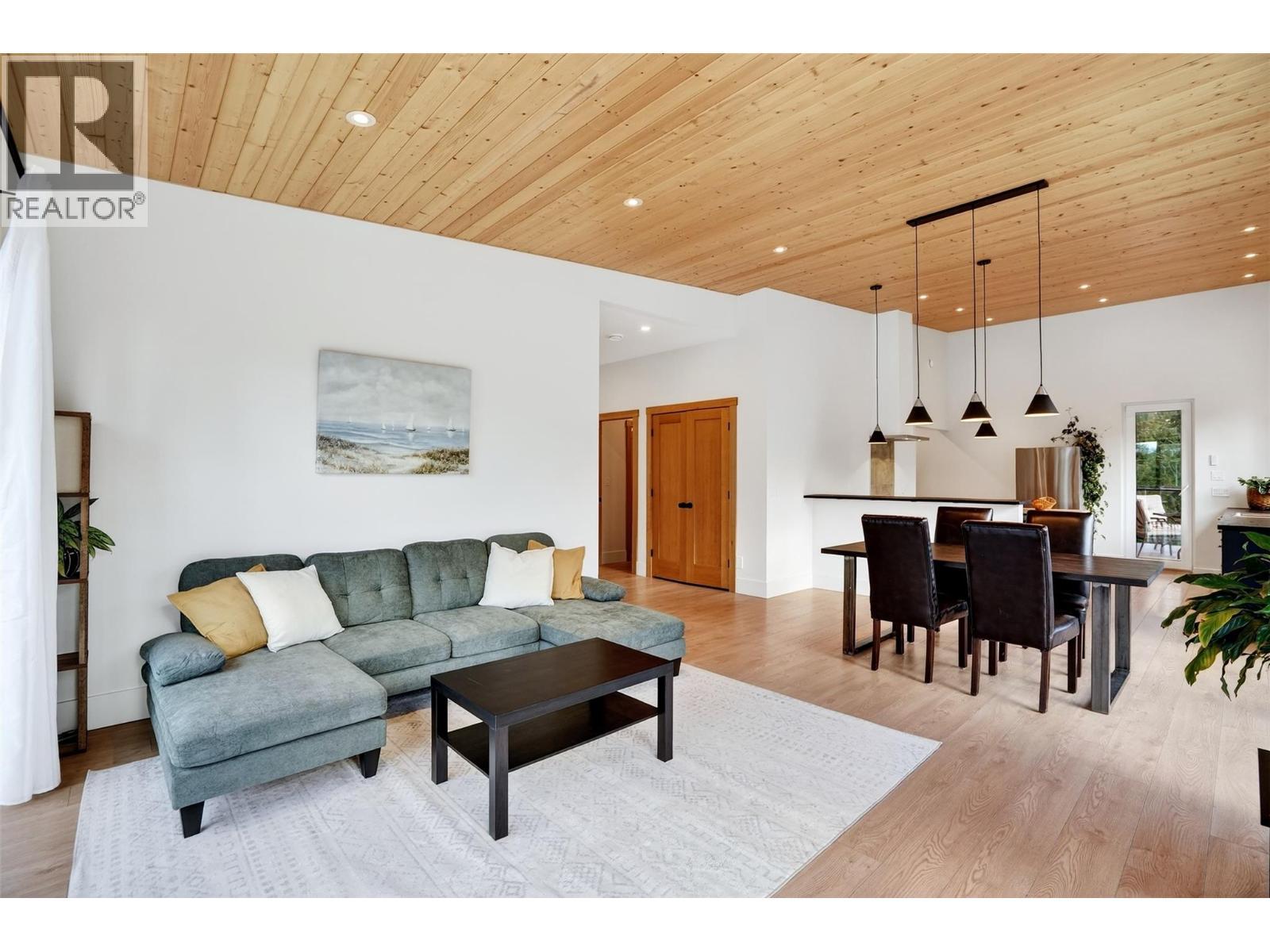 6804 Grandview Drive, Nelson, BC - Indoor Photo Showing Living Room