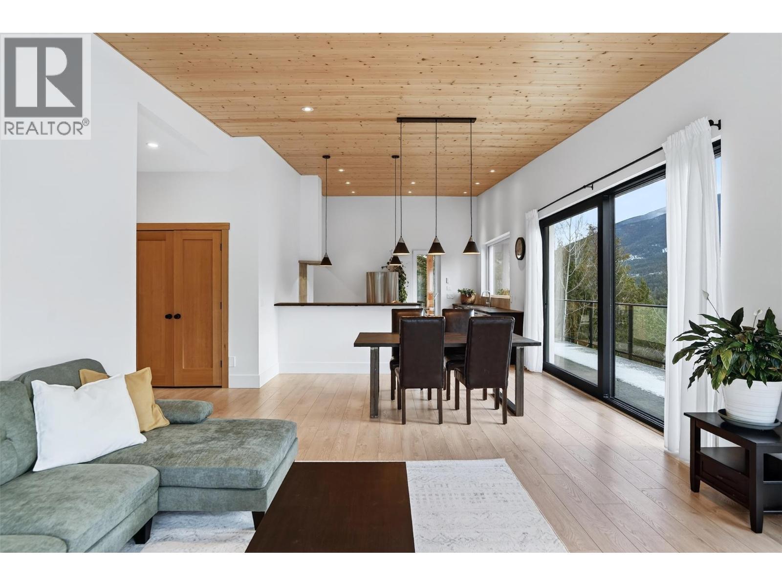 6804 Grandview Drive, Nelson, BC - Indoor Photo Showing Living Room