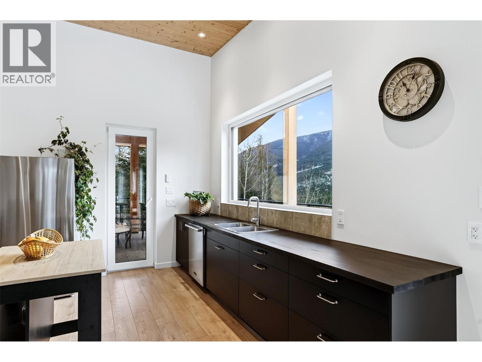 6804 Grandview Drive, Nelson, BC - Indoor Photo Showing Kitchen With Double Sink