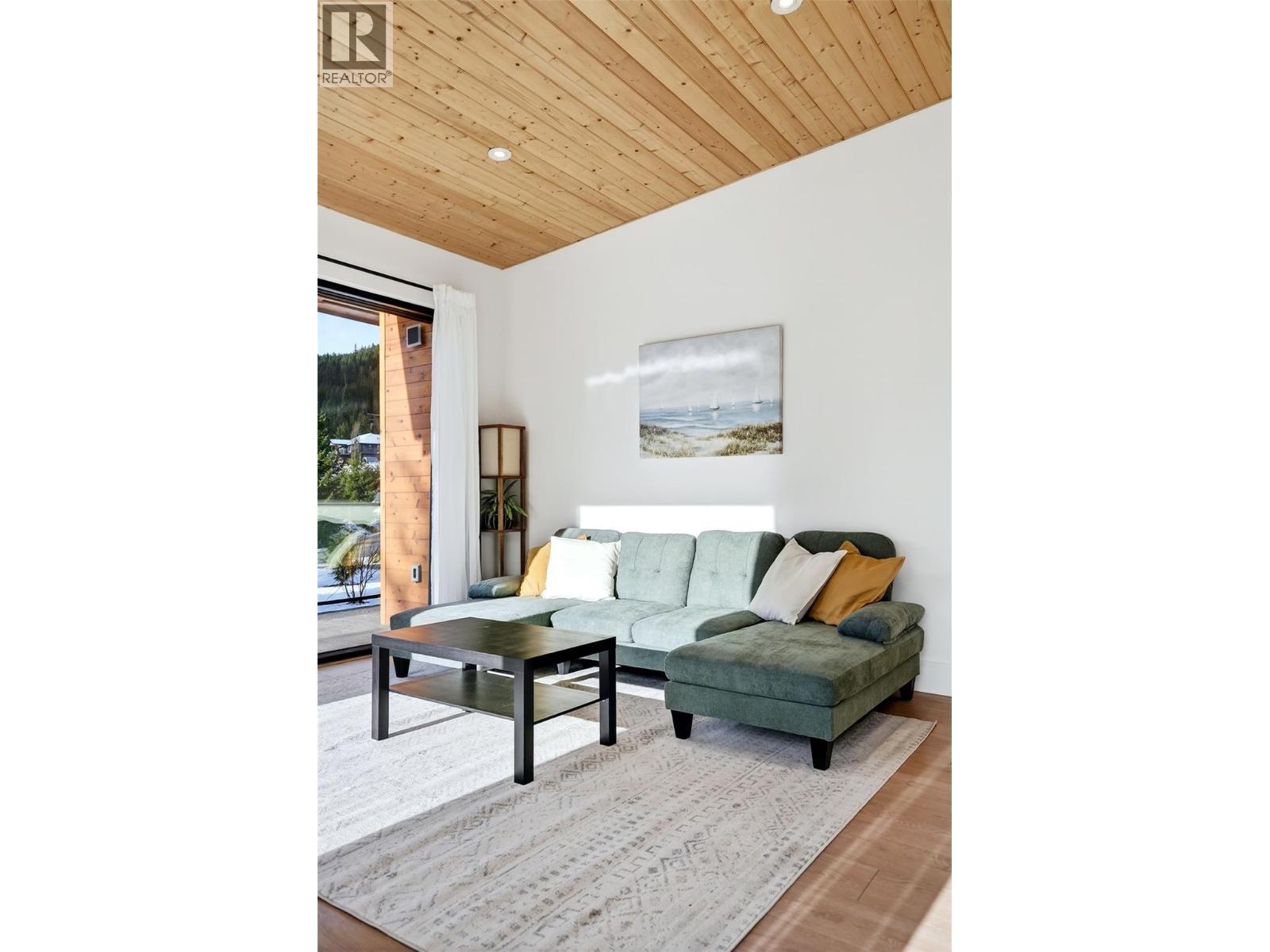 6804 Grandview Drive, Nelson, BC - Indoor Photo Showing Living Room