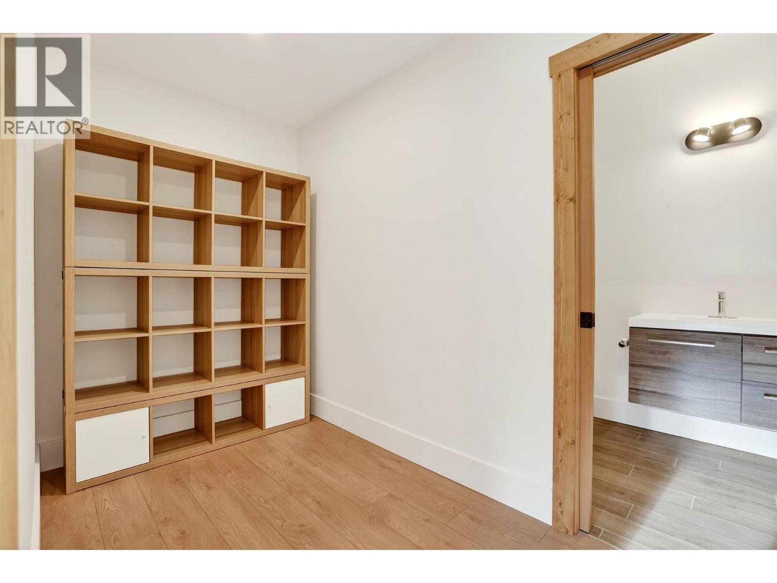 Walk-In-Closet Primary Bedroom - 6804 Grandview Drive, Nelson, BC - Indoor Photo Showing Other Room
