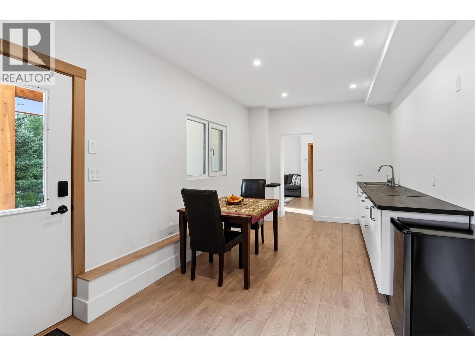 Suite: Kitchen/entrance - 6804 Grandview Drive, Nelson, BC - Indoor