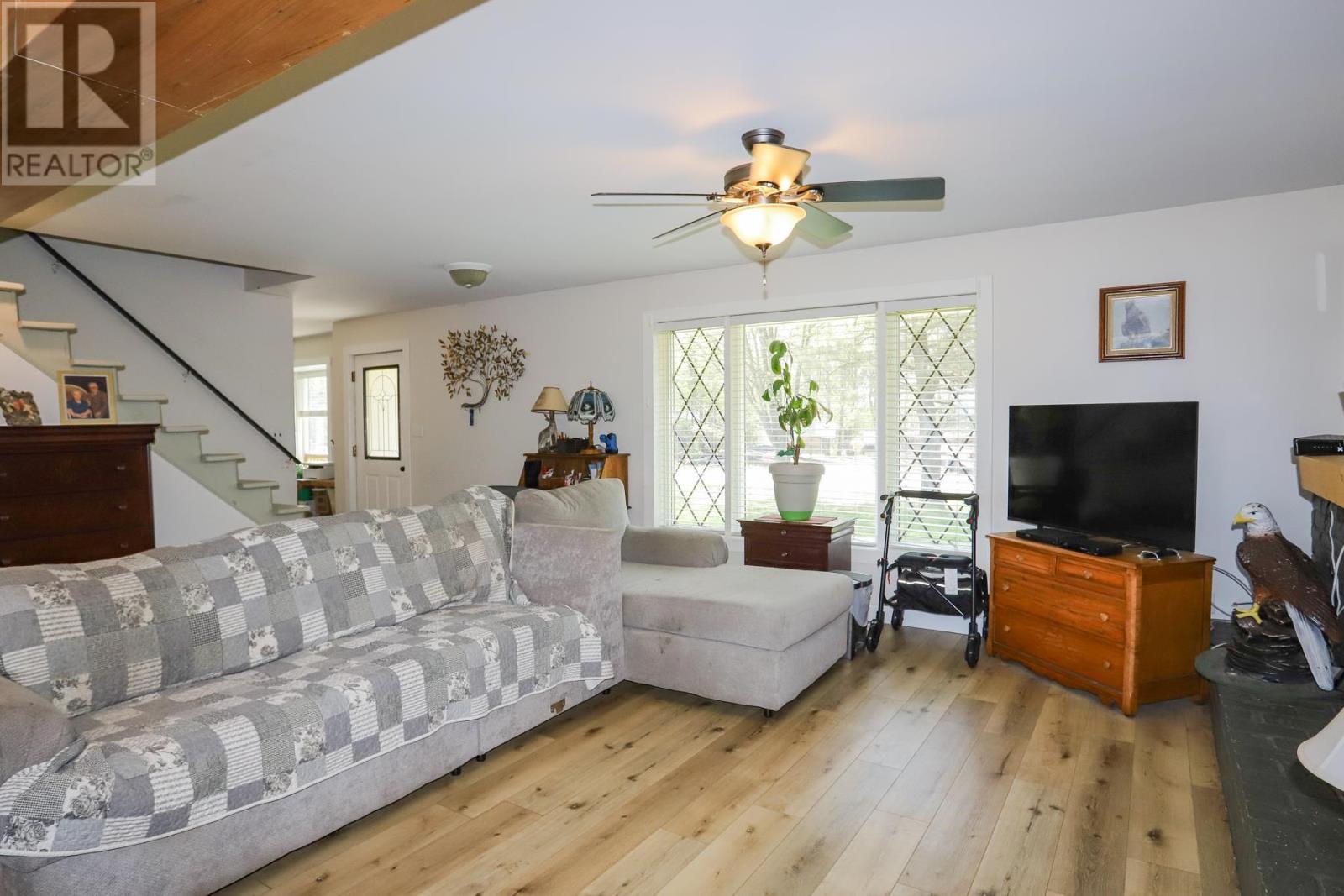 476 Cloudslee Rd, Plummer Additional Township, ON - Indoor Photo Showing Living Room