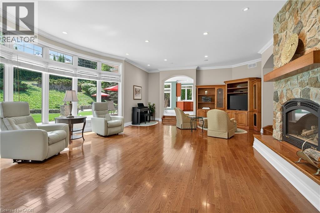 6786 Christine Court, Niagara Falls, ON - Indoor Photo Showing Living Room With Fireplace