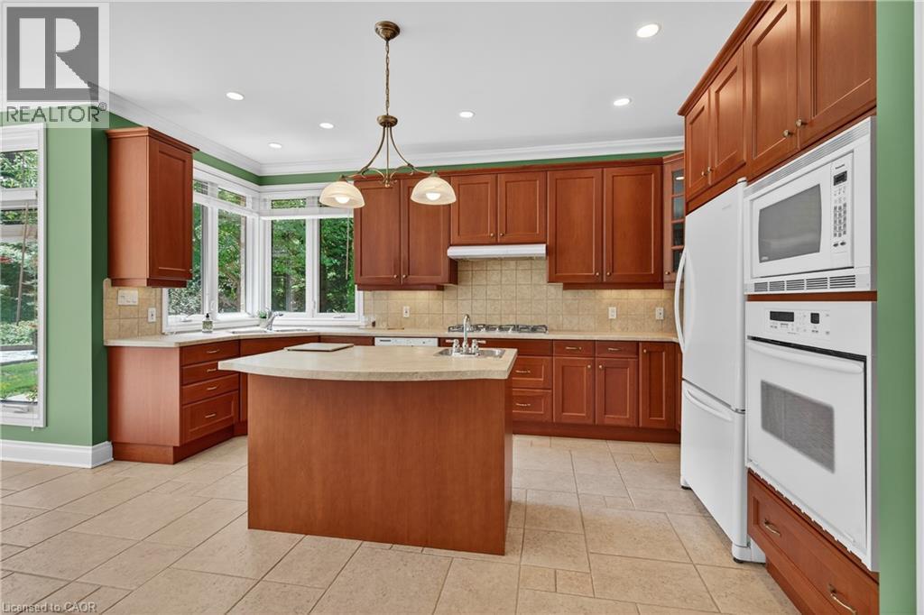 6786 Christine Court, Niagara Falls, ON - Indoor Photo Showing Kitchen