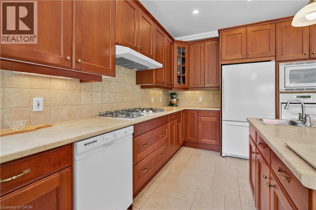 6786 Christine Court, Niagara Falls, ON - Indoor Photo Showing Kitchen